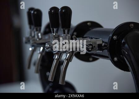 Viele Bierzapfen in der Bar oder im Pub Stockfoto