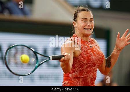 Paris, Frankreich. 30. Mai 2024. ARYNA SABALENKA (Weißrussland) im Kampf gegen M. Uchijima (Japan) während ihres French Open Spiels im Roland Garros Stadium in Paris. Sabalenka gewann 6:2, 6:2. (Kreditbild: © Loic Baratoux/ZUMA Press Wire NUR REDAKTIONELLE VERWENDUNG! Nicht für kommerzielle ZWECKE! Stockfoto