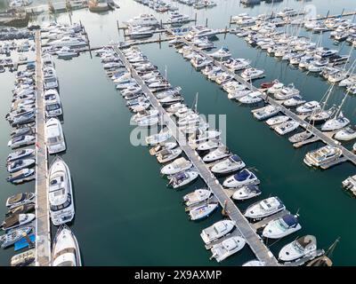 Luftaufnahme des Hafens von Torquay und der Marina mit Yachten und Booten, die in Reihen vertäut sind. Stockfoto