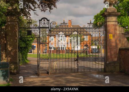 Straßenarbeiten, Rutschgefahr, Parktore, Schmiedeeisen, Steinschlag, Körnung, Kehrmaschine, Rolle, Fahrzeug, Schleudern, Rotes Warnschild, Laufbahnarbeiten, Fußweg. Stockfoto