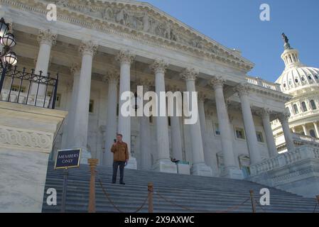 Washington, DC, USA. Februar 2024. US-Rep. Tim Burchett (R-Tenn.) Spricht auf einem Handy über die Kapitolstufen. Stockfoto