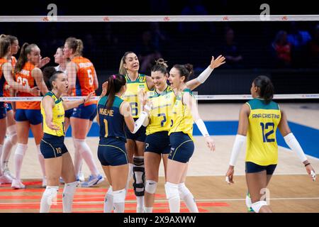 Macau, China. 30. Mai 2024. Die Spieler Brasiliens feiern beim Vorspiel zwischen Brasilien und den Niederlanden bei der Women's Volleyball Nations League 2024 Macao in Macao, Südchina, 30. Mai 2024. Quelle: Cheong Kam Ka/Xinhua/Alamy Live News Stockfoto