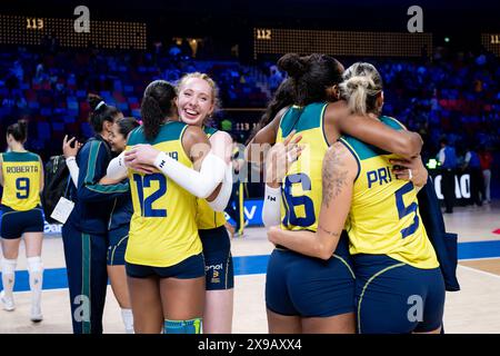 Macau, China. 30. Mai 2024. Brasilianische Spieler feiern den Sieg des Vorspiels zwischen Brasilien und den Niederlanden bei der Women's Volleyball Nations League 2024 Macao in Macao, Südchina, am 30. Mai 2024. Quelle: Cheong Kam Ka/Xinhua/Alamy Live News Stockfoto