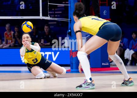 Macau, China. 30. Mai 2024. Roberta Silva Ratzke (L) aus Brasilien rettet den Ball während des Vorspiels zwischen Brasilien und den Niederlanden bei der Women's Volleyball Nations League 2024 Macao in Macao, Südchina, 30. Mai 2024. Quelle: Cheong Kam Ka/Xinhua/Alamy Live News Stockfoto