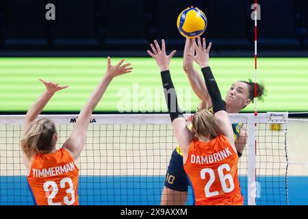 Macau, China. 30. Mai 2024. Gabriela Braga Guimaraes (R) aus Brasilien spielt beim Vorspiel zwischen Brasilien und den Niederlanden bei der Women's Volleyball Nations League 2024 Macao in Macao, Südchina, am 30. Mai 2024. Quelle: Cheong Kam Ka/Xinhua/Alamy Live News Stockfoto