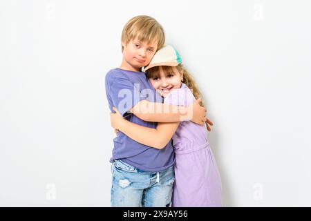 Junge posiert auf weißem Hintergrund im Studio mit Schwester Stockfoto