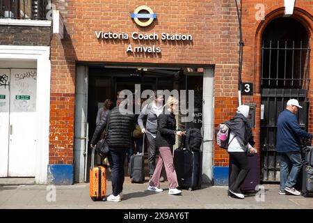 Menschen kommen am Victoria Coach Station in London an, da von den Bahnfahrern aufgrund der Arbeitskampfmaßnahmen erwartet wird, dass sie alternative Strecken nutzen. Stockfoto