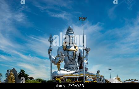 Murudeshwar dieses eindrucksvolle Bild zeigt eine große Statue einer hinduistischen Gottheit, möglicherweise Lord Shiva, in meditativer Pose. Stockfoto