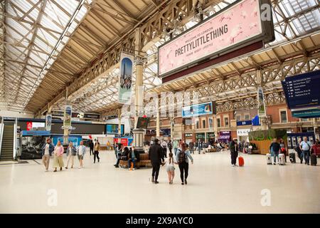 Menschen laufen an einer ruhigen Victoria Station in London, da von den Bahnfahrern aufgrund der Arbeitskampfmaßnahmen erwartet wird, dass sie alternative Routen nutzen. Stockfoto