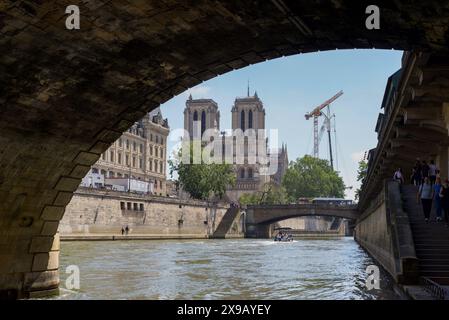 Paris, Frankreich. Blick auf die Notre Dame vom Flussufer. Die Restaurierung der Notre Dame ist noch im Gange. Stockfoto