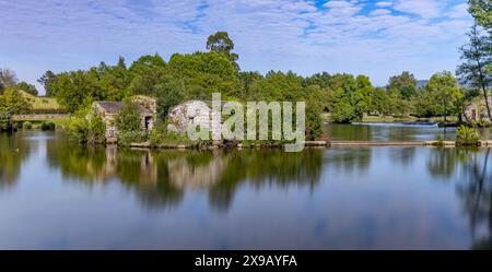 Lange Exposition bei Azenhas de Adaufe, alten Wassermühlen am Fluss, Braga, nördlich von Portugal. Stockfoto