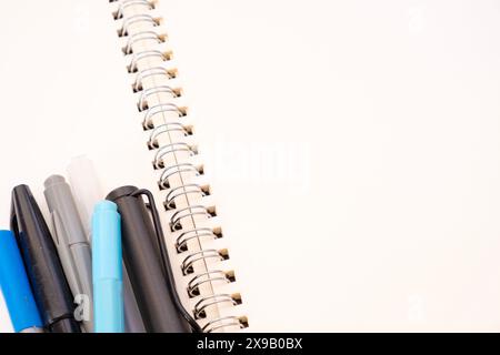 Weißes Papier leeres Buchmockup mit Stiften Stockfoto