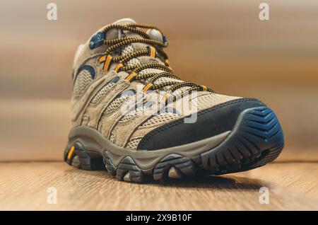 Touristenschuhe, Tourismusschuhe auf braunem Hintergrund. Stockfoto