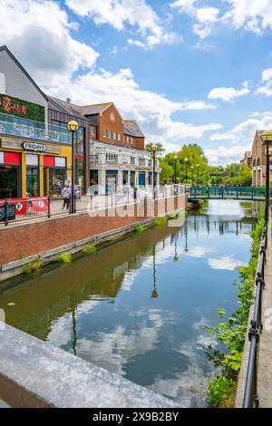 Geschäfte am Ufer des Flusses Chelmer von der Springfield Road Bridge Chelmsford Essex Stockfoto