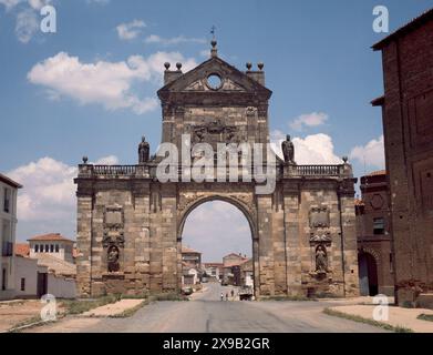 ARCO DE SAN BENITO CONSTRUIDO EN 1662 PARA SUSTITUIR LA PORTADA ROMANICA ANTERIOR - FOTO AÑOS 70. Autor: FELIPE BERROJO (1628-1694). LAGE: MONASTERIO REAL DE SAN BENITO. SAHAGUN. LEON. SPANIEN. Stockfoto