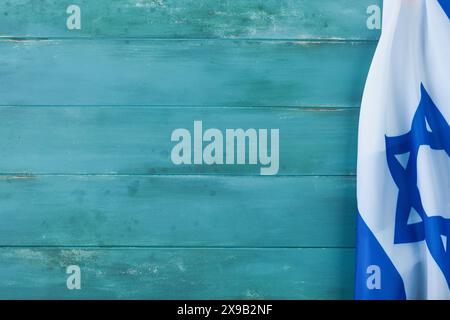 Shavuot jüdischer Hintergrund. Reifer Weizenstrauß mit blauem Band mit Israel-Flagge und Hintergründen. Symbole des jüdischen Feiertags Shavuot-Konzepts. Backgro Stockfoto