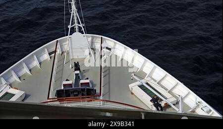 Ein Besatzungsmitglied auf Cunards neuem Kreuzfahrtschiff „Queen Anne“ macht am 27. Mai 2024 eine Pause auf dem Bug-Deck, während sie die Ostküste Großbritanniens hinauffährt. Stockfoto