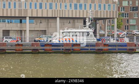 Amsterdam, Niederlande - 18. Mai 2018: Polizeiparkplatz für Autos und Boote Dock Politie in IJdok im Stadtzentrum. Stockfoto