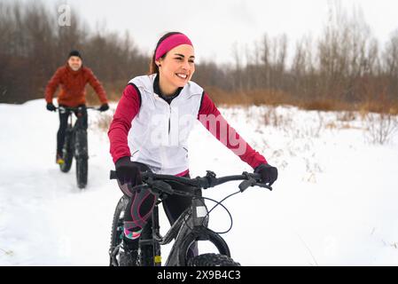 Paar Mountain Biking auf Fat Bikes im Winter Stockfoto