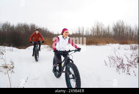 Paar Mountain Biking auf Fat Bikes im Winter Stockfoto