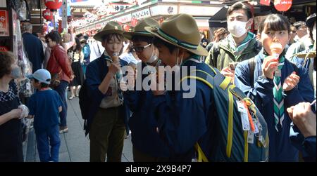 Japan Japaner Person Tokyo Street Street Street Street Place lokale Geschäfte Lotterie Shop Scout Shopping Eis essen Essen Essen Getränke Teppich Teppich Stockfoto