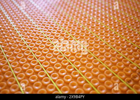 Orangefarbene Membranabdichtung auf dem Boden Stockfoto