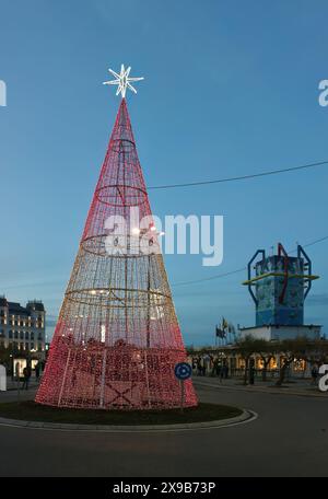 Weihnachtsbaum und Zuschauer warten auf den Start des San Silvestre Fun Run am Silvester Plaza de Italia Sardinero Santander Cantabria Spanien Stockfoto