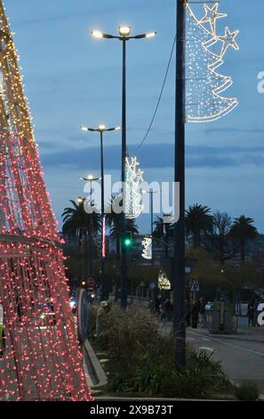 Weihnachtsbaum und Zuschauer warten auf den Start des San Silvestre Fun Run am Silvester Plaza de Italia Sardinero Santander Cantabria Spanien Stockfoto