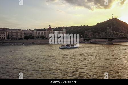 Budapest, Donau, Ungarn. 29. Mai 2024: Eine der seltenen letzten Ansichten von HABLEANY, fotografiert am 28. Mai 2019 Abend, einen Tag vor dem Sinken in 7 Sekunden. Heute ist der fünfte Jahrestag dieser Tragödie. Das ungarische Sightseeing-Flussboot sank nach einer Kollision mit dem Viking River Cruises Schiff VIKING SIGYN. Bei diesem Schifffahrtsunfall starben 28 Menschen, meist südkoreanische Touristen. Im vergangenen Februar ordnete das Budapester Gericht die beiden Kreuzfahrtgesellschaften an, den Familien der Opfer die größte Entschädigung zu zahlen, die von der Geschichte der ungarischen Gerichte anerkannt wurde. Viking lehnte ab und legte Berufung ein. Quelle: Kevin Izorce/Alamy Live News Stockfoto