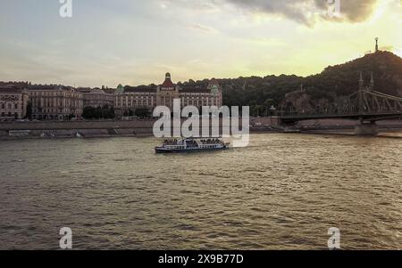 Budapest, Donau, Ungarn. 29. Mai 2024: Eine der seltenen letzten Ansichten von HABLEANY, fotografiert am 28. Mai 2019 Abend, einen Tag vor dem Sinken in 7 Sekunden. Heute ist der fünfte Jahrestag dieser Tragödie. Das ungarische Sightseeing-Flussboot sank nach einer Kollision mit dem Viking River Cruises Schiff VIKING SIGYN. Bei diesem Schifffahrtsunfall starben 28 Menschen, meist südkoreanische Touristen. Im vergangenen Februar ordnete das Budapester Gericht die beiden Kreuzfahrtgesellschaften an, den Familien der Opfer die größte Entschädigung zu zahlen, die von der Geschichte der ungarischen Gerichte anerkannt wurde. Viking lehnte ab und legte Berufung ein. Quelle: Kevin Izorce/Alamy Live News Stockfoto