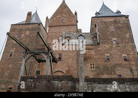 Pranger enthält mittelalterliche Foltergeräte im Schloss Slot Loevestein. Historisches Gebäude, das vom Militär als Basis sowie als Staatsgefängnis genutzt wurde Stockfoto