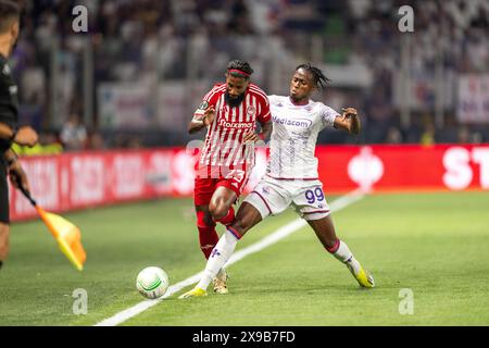 Athen, Griechenland. Mai 2024. Rodinei (23) von Olympiacos und Christian Kouame (99) von Fiorentina, die während des Endspiels der UEFA Conference League zwischen Olympiacos und Fiorentina in der OPAP Arena in Athen zu sehen waren. Quelle: Gonzales Photo/Alamy Live News Stockfoto