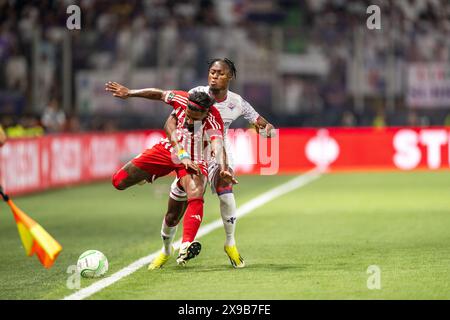 Athen, Griechenland. Mai 2024. Rodinei (23) von Olympiacos und Christian Kouame (99) von Fiorentina, die während des Endspiels der UEFA Conference League zwischen Olympiacos und Fiorentina in der OPAP Arena in Athen zu sehen waren. Quelle: Gonzales Photo/Alamy Live News Stockfoto