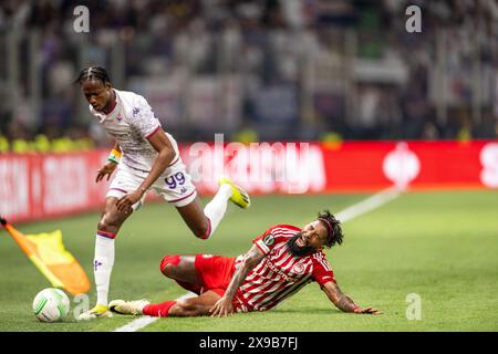 Athen, Griechenland. Mai 2024. Rodinei (23) von Olympiacos und Christian Kouame (99) von Fiorentina, die während des Endspiels der UEFA Conference League zwischen Olympiacos und Fiorentina in der OPAP Arena in Athen zu sehen waren. Quelle: Gonzales Photo/Alamy Live News Stockfoto