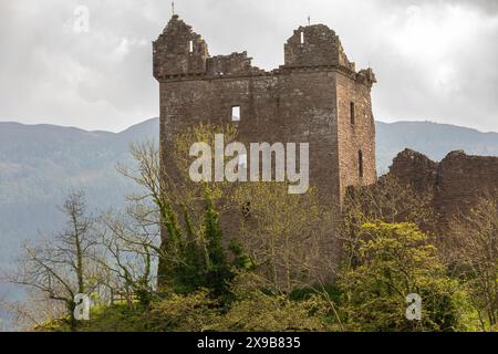 Die Ruinen einer Burg am Ufer des Loch Ness östlich des Dorfes Drumnadrochit in den schottischen Highlands im Norden Schottlands. Stockfoto