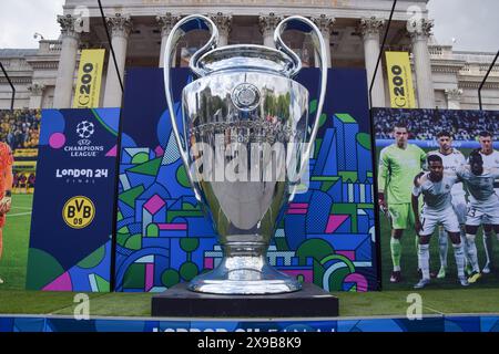 London, Großbritannien. 30. Mai 2024. Eine riesige Replik-Trophäe wird auf dem Trafalgar Square ausgestellt, während das Champions League Festival London vor dem letzten Spiel erobert. Borussia Dortmund trifft am 1. Juni im Wembley-Stadion auf Real Madrid. Quelle: Vuk Valcic/Alamy Live News Stockfoto