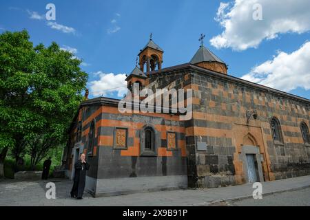 Vanadzor, Armenien - 27. Mai 2024: Zwei Priester in der Kirche der Heiligen Mutter Gottes in Vanadzor, Armenien. Stockfoto