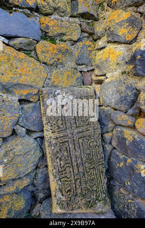 Sevan, Armenien - 30. Mai 2024: Khachkar im Sewanawank-Kloster ist ein Klosterkomplex auf einer Halbinsel am nordwestlichen Ufer des Sewansees. Stockfoto