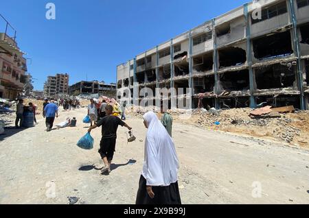 Palästinenser tragen einige gerettete Sachen, als sie das Flüchtlingslager Jabalia im nördlichen Gazastreifen verlassen Palästinenser tragen einige gerettete Sachen, als sie das Flüchtlingslager Jabalia im nördlichen Gazastreifen verlassen, nachdem sie am 30. Mai 2024 kurz zurückkehrten, um ihre Häuser zu überprüfen. Foto: Khaled Daoud apaimages Jabalia Gazastreifen palästinensisches Gebiet 300524 Jabalia KHD 009 Copyright: XapaimagesxKhaledxDaoudxxapaimagesx Stockfoto