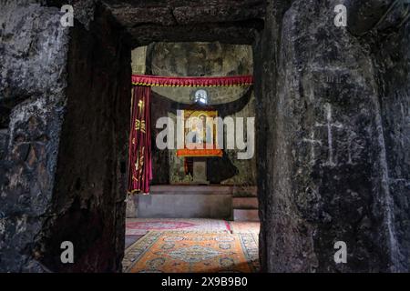 Hayravank, Armenien - 30. Mai 2024: Hayravank ist ein armenisches Kloster am Ufer des Sewan-Sees in Hayravank, Armenien. Stockfoto