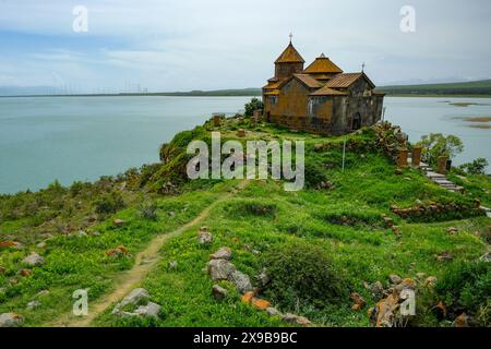 Hayravank, Armenien - 30. Mai 2024: Hayravank ist ein armenisches Kloster am Ufer des Sewan-Sees in Hayravank, Armenien. Stockfoto