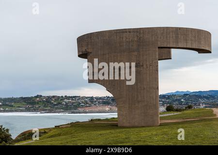 Gijon, Spanien - 28. März 2024: Elogio del Horizonte oder als Lob für die auf das Meer ausgerichtete Betonskulptur des baskischen Künstlers Eduardo Chillida. Das ist es Stockfoto