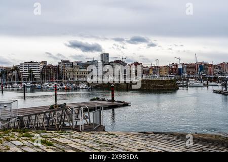 Gijon, Spanien - 28. März 2024: Der Hafen von Gijon, Asturien, ein bewölkter Tag Stockfoto