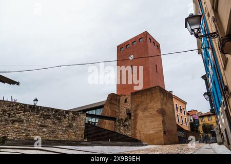 Gijon, Spanien - 28. März 2024: Turm der Uhr in der Altstadt von Gijon in der Nähe des Hafens. Stockfoto