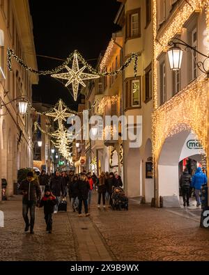 Meran, Südtirol, Italien, 7. Dezember 2023. Festliches Ambiente in einer belebten Straße in Meran mit Weihnachtsdekoration Stockfoto
