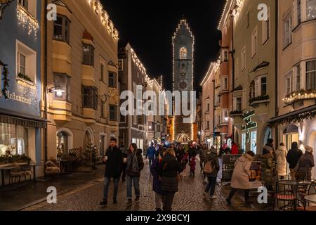 Vipiteno, Südtirol, Italien, 9. Dezember 2023. Abendliche Hektik in den historischen Straßen von Vipiteno während der Weihnachtszeit Stockfoto