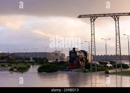 Baku. Aserbaidschan. 10.29.2021. Klassische Dampflokomotive am Morgen auf dem Boulevard der Stadt. Stockfoto