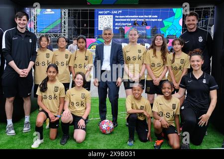 London, UK, 30. Mai 2024. Der Bürgermeister von London Sadiq Khan posiert mit Jugendfußballern. Das UEFA Champions Festival wird am Trafalgar Square eröffnet, einem von fünf Orten, an denen Fans eine Vielzahl an Unterhaltung genießen können, darunter Community-Football-Spiele, Bühnenacts und Live-DJ-Sets vor dem Finale zwischen Borussia Dortmund und Real Madrid am 1. Juni. Quelle: Eleventh Photography/Alamy Live News Stockfoto