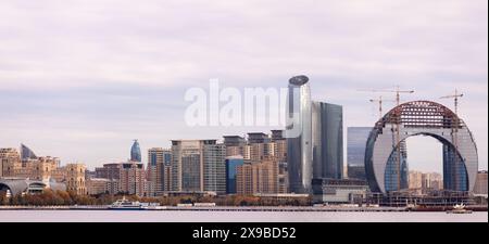 Baku. Aserbaidschan. 11.26.2021. Wunderschönes Panorama des Herbstboulevard von Baku. Stockfoto