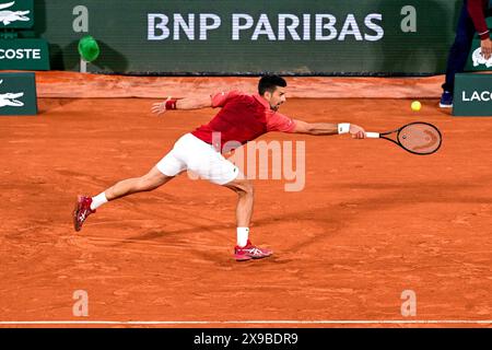 Paris, Frankreich. 30. Mai 2024. PARIS, FRANKREICH – MAI 30: Novak Djokovic aus Serbien spielt am 30. Mai 2024 in Paris gegen Roberto Carballes Baena aus Spanien bei Roland Garros. (Foto: Richard Callis/SPP) (Richard Callis/SPP) Credit: SPP Sport Press Photo. /Alamy Live News Stockfoto